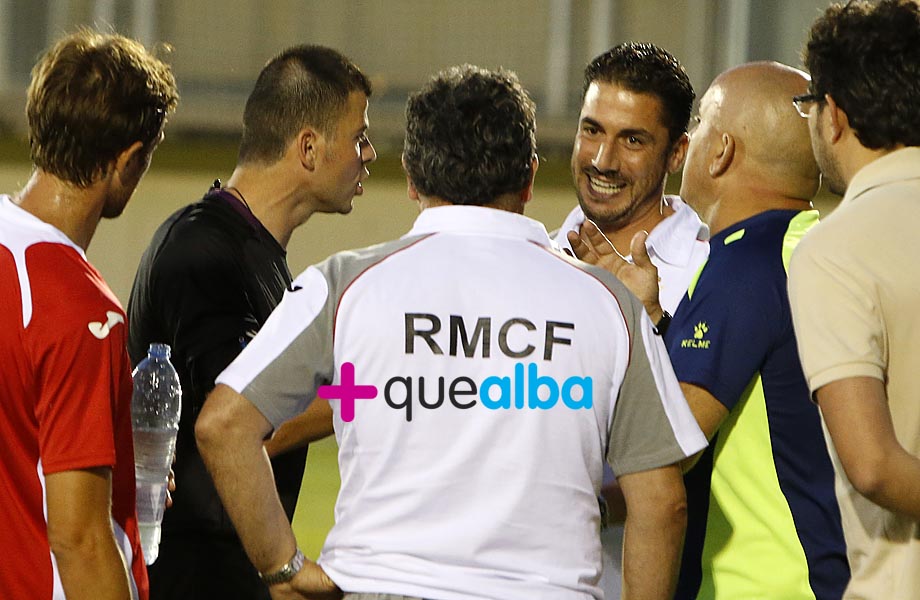 El ábitro Escudero Marín discutiendo con los entrenadores del Albacete y el Murcia