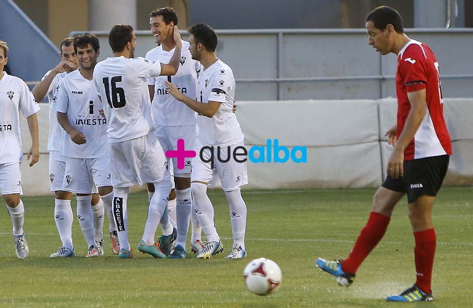 Calle autor del único gol del amistoso Albacete-Murcia lo celebra mientras Acciari se lamenta