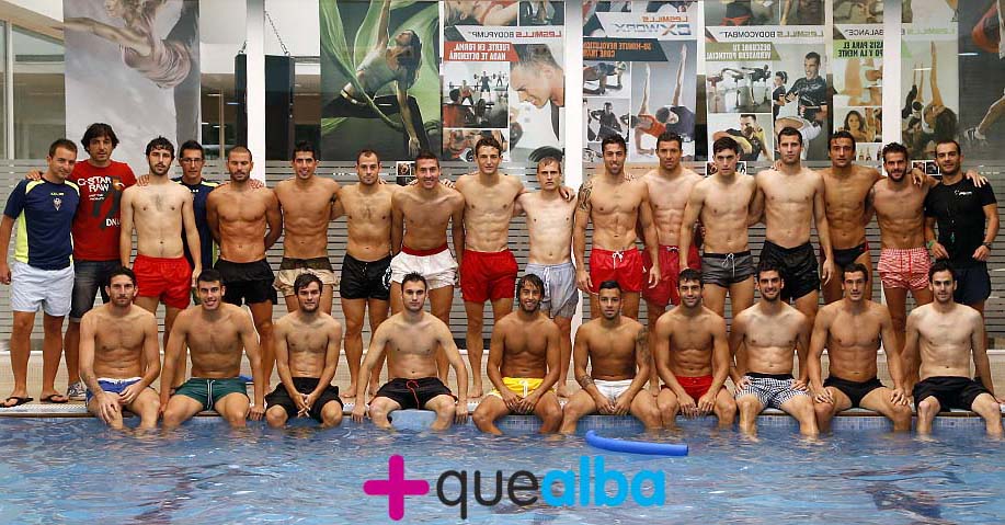 El equipo del Albacete posando después de una sesión de Aquagym