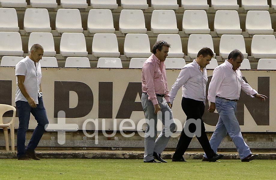 Plaza y Lázaro junto a los dos de los 'casi' consejeros del Alba hasta la dimisión del Consejo actual, al bajar al campo para ir a los vestuarios a saludar a los jugadores.