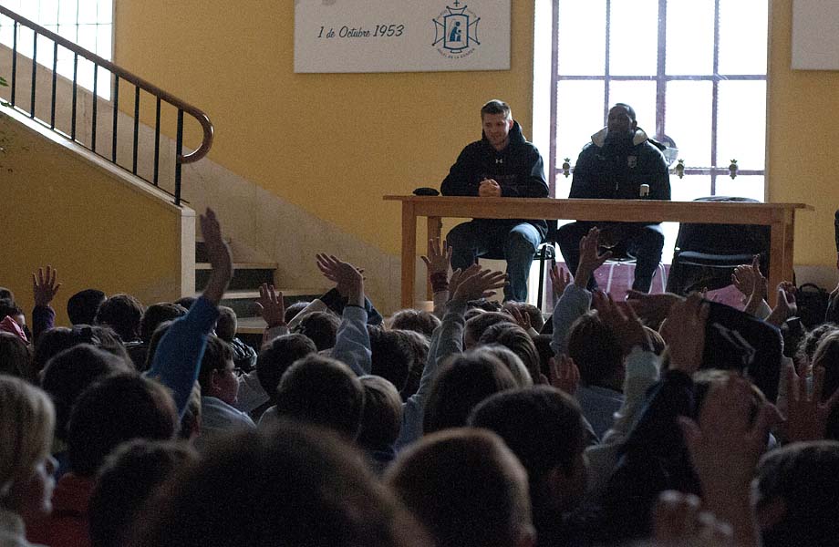 La primera edición de Albacete Basket va al cole, celebrada en el hall, abarrotado, del colegio Santo Ángel de Albacete y con la presencia de Giorvis Elías y Andrew Ferry resultó un rotundo éxito.