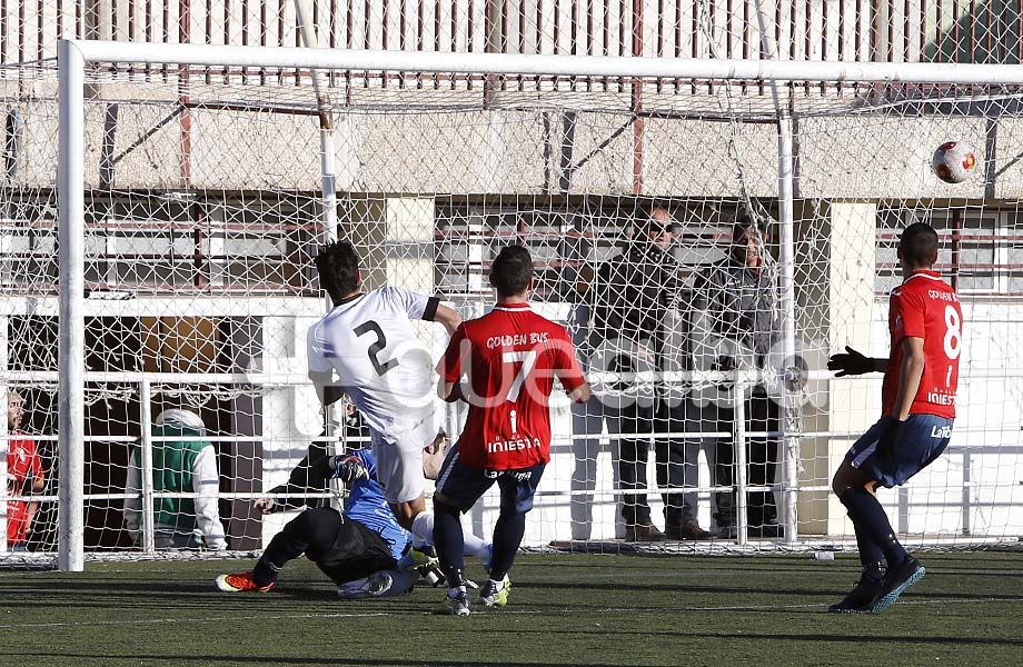 El jugador del filial del Albacete Balompié cruza ante la salida del portero del Zona 5