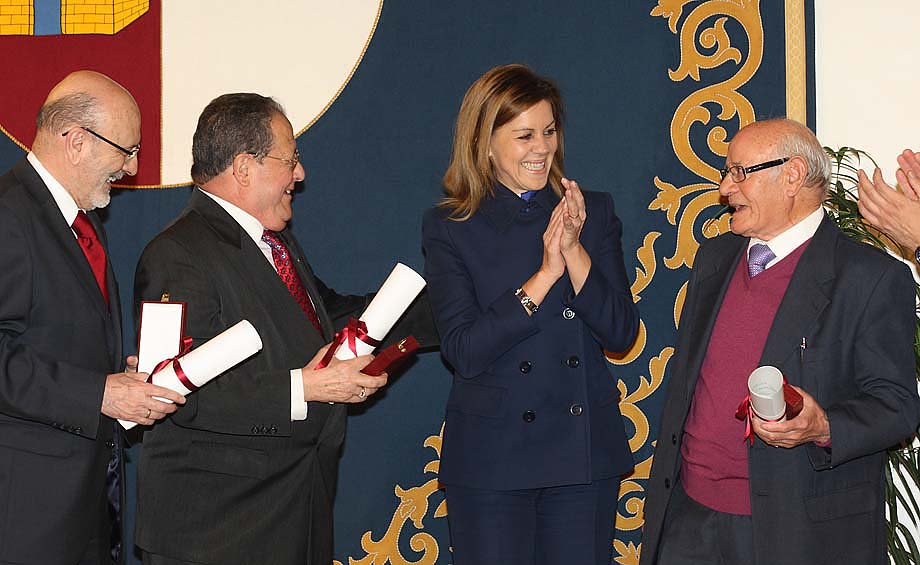 Presidenta-Cospedal-entrega-Medallas-Merito-Iniciativa-Social-01