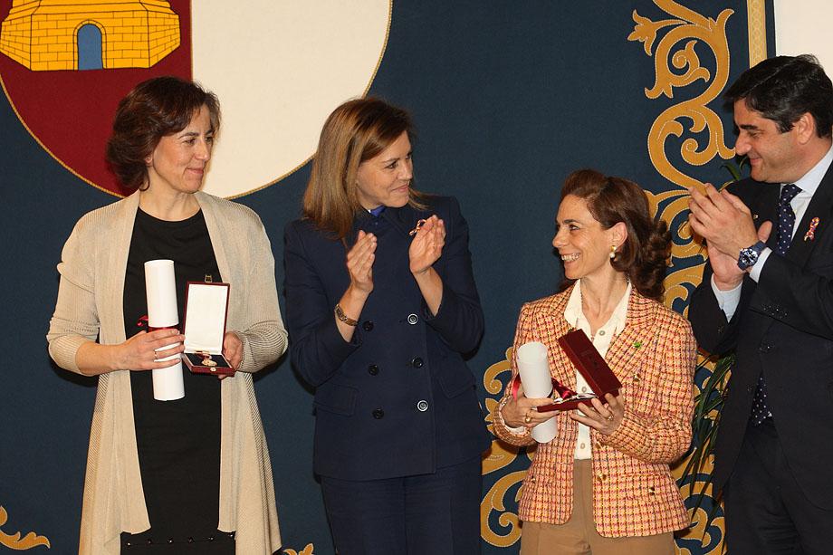 Presidenta-Cospedal-entrega-Medallas-Merito-Iniciativa-Social-07