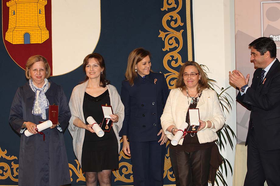 Presidenta-Cospedal-entrega-Medallas-Merito-Iniciativa-Social-10