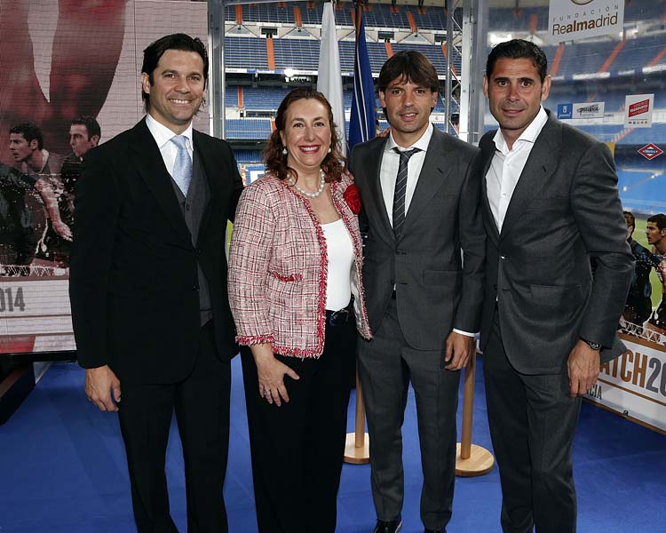 El partido, convocado con el lema ‘Juntos por la infancia’, se celebrará el próximo domingo 8 de junio en el estadio Santiago Bernabéu. El acuerdo para destinar fondos a menores que reciben apoyo de la Consejería de Sanidad y Asuntos Sociales de Castilla-La Mancha se ha gestionado con rapidez, ya que “ambas instituciones compartimos un compromiso social y buscamos los mejores medios para integrar a los menores”, tal y como ha transmitido la directora general de Familia, Menores y Promoción Social, Silvia Valmaña.