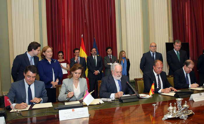 La presidenta regional ha firmado, en el Ministerio de Agricultura, Alimentación y Medio Ambiente, junto con sus homólogos de las comunidades de Madrid, Extremadura y Castilla y León, el protocolo para la creación de una licencia única de caza y pesca en las cuatro regiones.  