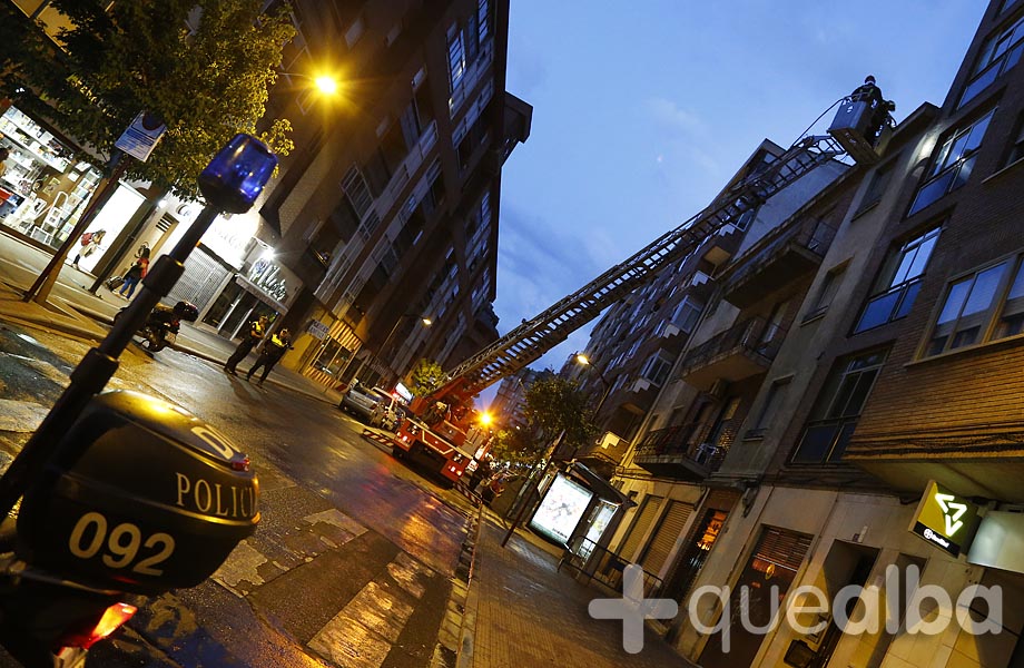 El desprendimiento de varios cascotes en una vivienda antigua de la Avenida Ramón y Cajal, en el que han intervenido los Bomberos, ha obligado esta noche a cortar por un tiempo la citada vía en esta ciudad.