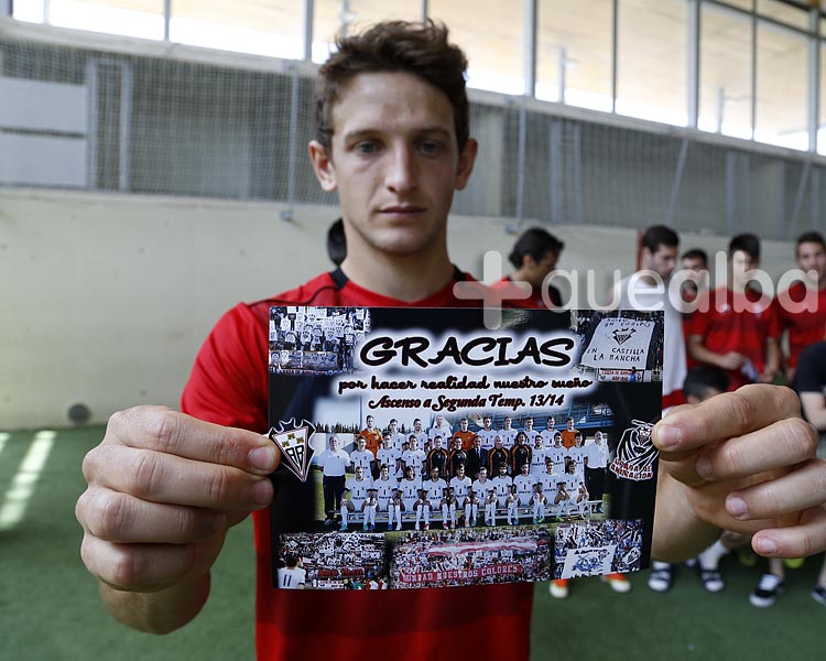 Davichín, gran aficionado del Albacete, e integrantes de la Grada de Animación han acudido este sábado al último entrenamiento del Alba para despedir a los jugadores.