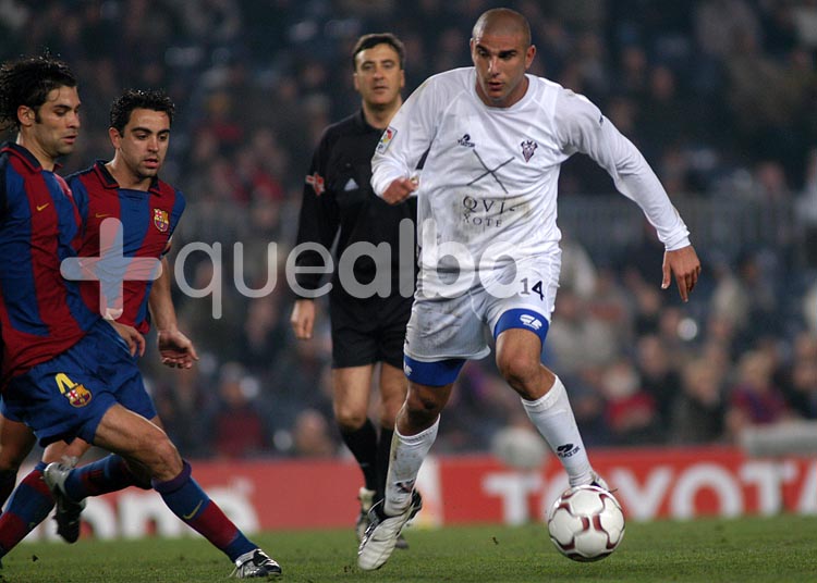 Aquí vemos a Carlos Aranda, el trotamundos del fútbol español, en un partido contra el Barcelona Aquí vemos a Carlos Aranda, el trotamundos del fútbol español, en un partido contra el Barcelona