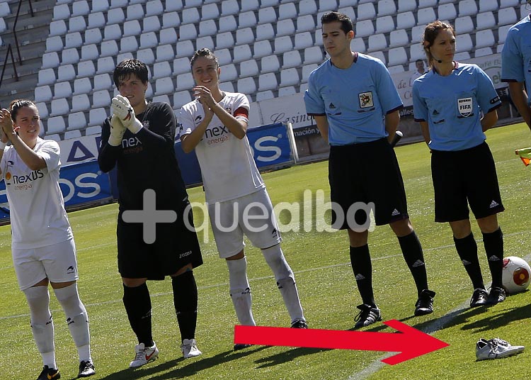 ¿Y esas zapatillas?.- Antes del inicio del partido, aparecieron sobre el terreno de juego estas zapatillas. No hemos logrado adivinar qué significado tenían, igual eran alguna superstición, pero no lo sabemos. Curioso, sin duda.