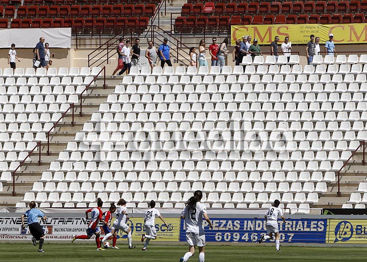 Falta de previsión.- Al principio solamente se habilitó la zona de Preferencia, donde al mediodía da más el sol que en marcador, que estaba a la sombra. Así que tras algunas quejas acabaron abriendo la otra zona. Un hecho que se podría haber tenido previsto teniendo en cuenta la hora del partido.