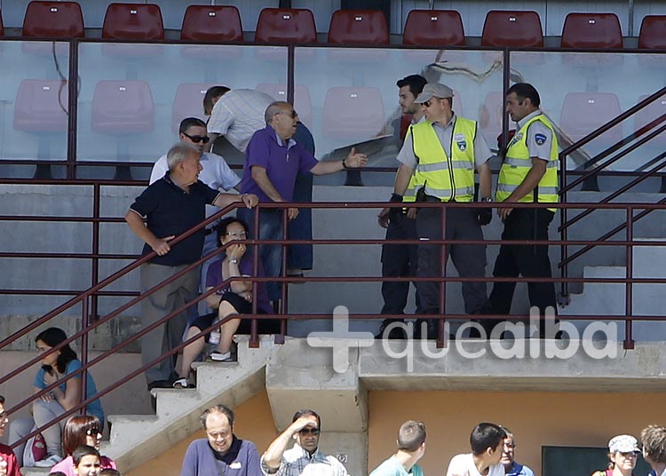 Las normas son las normas.- También vimos a algunos aficionados discutiendo con los de seguridad porque no dejaban entrar a los palcos. Nos puede parecer bien o mal pero era una decisión de los responsables y, como tal, hay que acatarla, tampoco hacía falta discutir.