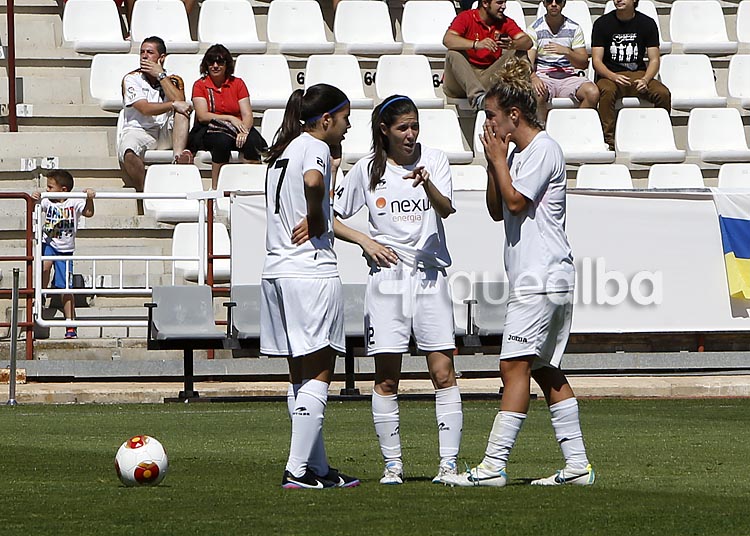 En el Funda, también se reúnen por las faltas.- Como a los jugadores del primer equipo, a las chicas del Funda las vimos haciendo ‘reuniones’ para tirar una falta, con las jugadas ensayadas a balón parado.