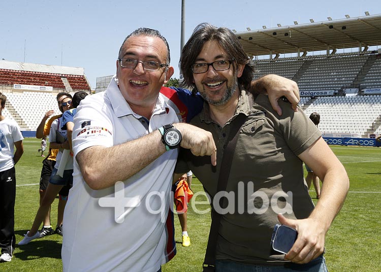 Y Román Escudero se quitó el gafe.- El periodista Luis Castelo bromeaba con que el redactor Román Escudero por fin se había quitado el gafe, porque con él trabajando no había conseguido ningún equipo el ascenso. Nos alegra que así sea y que no se nos enfade el bueno de Román por esta curiosidad.