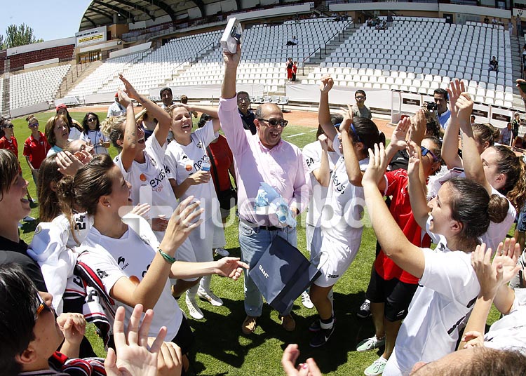 Regalos para el delegado de Nexus Energía.- Pascual Costa, delegado en Albacete de Nexus Energía, la empresa que patrocina a este equipo campeón, recibió tras el encuentro algunos regalos de parte de las jugadoras. Se lo merece por el gran apoyo que han prestado estos años al equipo.