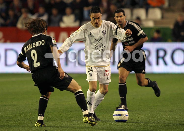 Momo contra Michel Salgado y Luis Figo, el Madrid de los galácticos. Momo contra Michel Salgado y Luis Figo, el Madrid de los galácticos.