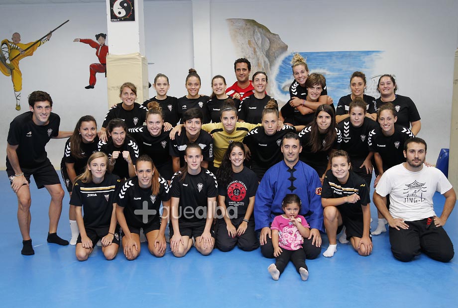 Clase de Autodefensa Femenina para el equipo Fundación Nexus del Albacete Balompié en el gimnasio Océano.