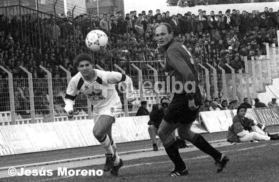 En la temporada 92-93, ya con los dos equipos en Primera, encontramos en la imagen al único internacional que ha tenido el Alba jugando aquí, Delfín Geli, defendiendo por el mítico 'Búfalo' Spasic.