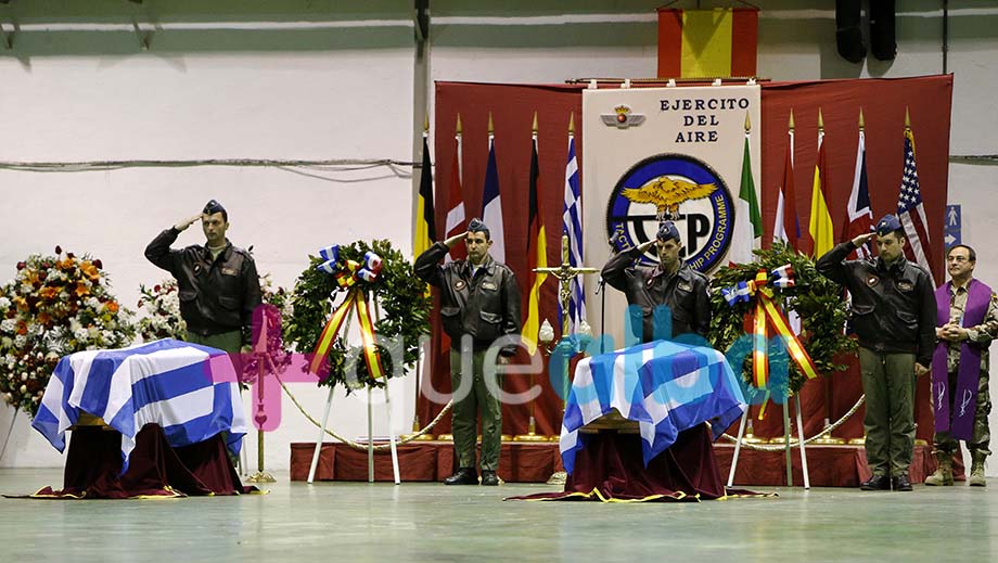 entierro-pilotos-griegos-base-llanos_02