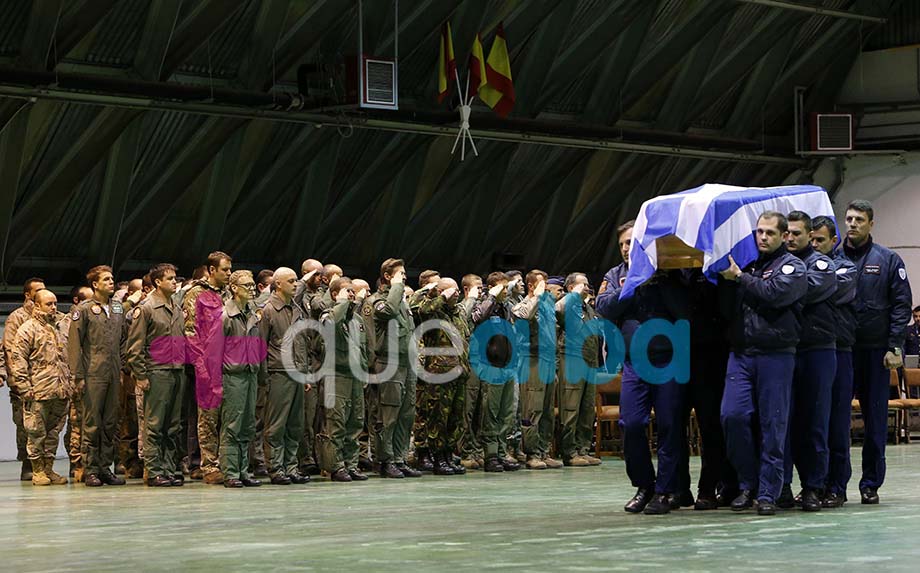 entierro-pilotos-griegos-base-llanos_04