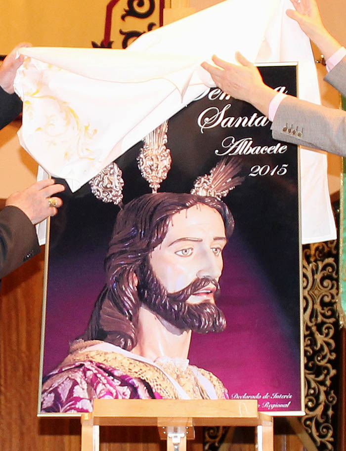 El delegado provincial asegura que “la Semana Santa de Albacete es una de las grandes embajadoras del turismo en la capital” “Los albaceteños podemos sentirnos orgullosos de nuestras tradiciones, costumbres y raíces” La imagen de Nuestro Padre Jesús Cautivo representa el recogimiento, la Fe y la devoción de los albaceteños por la Semana Santa albaceteña 17-febrero-2015.- El delegado de la Junta de Comunidades de Castilla-La Mancha en Albacete, Javier Cuenca, ha puesto de manifiesto el importante trabajo que está llevando a cabo el Gobierno que preside María Dolores Cospedal para promocionar y defender nuestras tradiciones religiosas, como es el caso de la Semana Santa albaceteña.   En opinión del representante del Ejecutivo autonómico, la Semana Santa destaca por su carácter religioso, pero también por su gran potencial turístico, ya que genera un importante volumen de actividad económica y favorece la generación de empleo en el sector turístico y de servicios.  En este sentido, Javier Cuenca ha señalado que “la Semana Santa de Albacete es una de las grandes embajadoras del turismo en la capital y supone una cita muy importante para los albaceteños, quienes podemos sentirnos muy orgullosos de nuestras tradiciones, costumbres y raíces”.   El delegado provincial ha hecho estas declaraciones durante el acto de presentación del cartel de la Semana Santa en Albacete, celebrado en el Centro Cultural de la Asunción, dedicado este año a la imagen de Nuestro Padre Jesús Cautivo, de la Cofradía Nuestra Señora del Mayor Dolor, que representa el recogimiento, la Fe y el fervor de los albaceteños por su Semana Santa.   Acompañado por el presidente de la Junta de Cofradías y Hermandades de Albacete, José Manuel Hernández, el representante del Ejecutivo autonómico ha felicitado a las cofradías y hermandades albaceteñas por el trabajo “incansable” que realizan durante todo el año para engrandecer la Semana Santa albaceteña, al tiempo que ha agradecido la implicación y participación de todos los ciudadanos en estas celebraciones.   Acompañado por el concejal de Cultural, Manuel Serrano, y el obispo de la Diócesis de Albacete, Ciriaco Benavente, el delegado provincial ha invitado a los albaceteños, así como a cualquier persona que quiera visitar Albacete durante la Semana Santa a que disfrute de su gran belleza y solemnidad. 