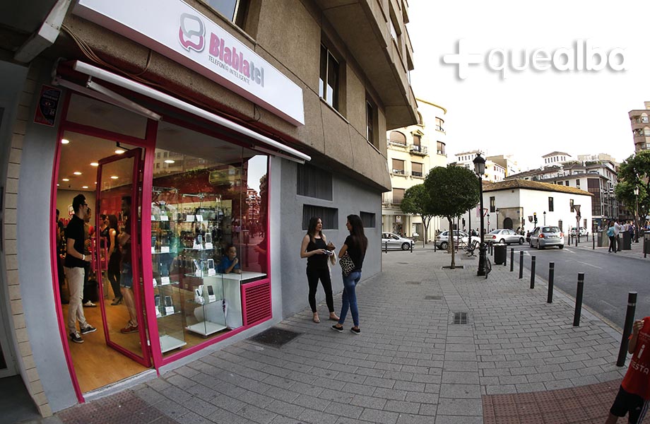 Miguel Herreros Caballero, con amplia experiencia como comercial en el sector de la telefonía móvil, inauguraba este martes, en pleno centro de Albacete, en el número 13 de la calle Carnicería, la tienda de telefonía inteligente Blabatel.