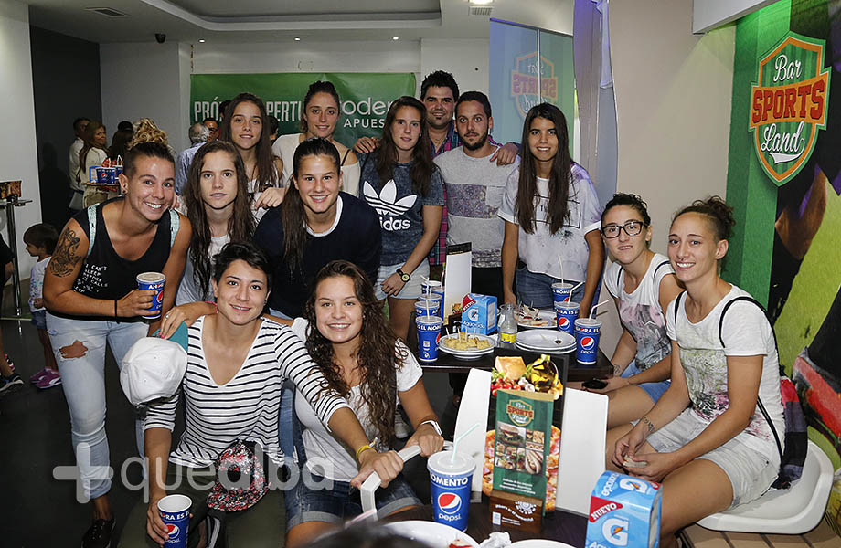El bar Sports Land, tematizado en el deporte y que ofrece la posibilidad de apostar en el local, dotado con seis pantallas y un proyector central para disfrutar del mejor deporte, ha abierto este lunes sus puertas.