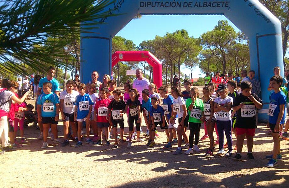 La I Carrera Ángeles Custodios se ha celebrado con gran éxito en La Pulgosa de Albacete, con una excelente participación tanto en la categoría absoluta como en las distintas categorías infantiles. Una prueba que se desarrollaba en un gran ambiente y en la que se daban cita unos 200 adultos y un centenar de niños.