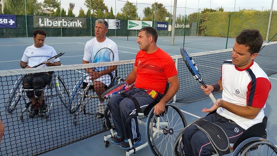 En otra estupenda jornada marcada por buena temperatura y ausencia total de viento, se han disputado las semifinales del Trofeo Ciudad de Albacete de Tenis en Silla de Ruedas, las cuales han deparado dos partidos sin historia, donde los grandes favoritos, Daniel Caverzaschi y Enrique Siscar, no se han tenido que despeinar para alcanzar la final, doblegando sin piedad a sus rivales por 6-0 y 6-0 en dos partidos que ni siquiera han alcanzado la hora de duración.