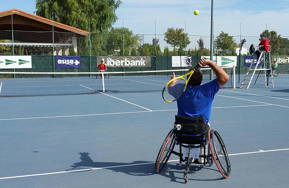 En otra estupenda jornada marcada por buena temperatura y ausencia total de viento, se han disputado las semifinales del Trofeo Ciudad de Albacete de Tenis en Silla de Ruedas, las cuales han deparado dos partidos sin historia, donde los grandes favoritos, Daniel Caverzaschi y Enrique Siscar, no se han tenido que despeinar para alcanzar la final, doblegando sin piedad a sus rivales por 6-0 y 6-0 en dos partidos que ni siquiera han alcanzado la hora de duración.