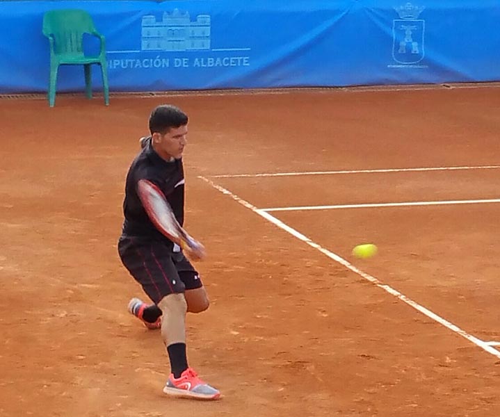 En una magnífica jornada con temperatura muy agradable, se han disputado los cuartos de final del 31 Trofeo Internacional de Tenis Ciudad de Albacete, donde tres de los cuatro los primeros cabezas de serie del torneo, Juan Samuel Arauzo, Iván Arenas y Quino Muñoz, han alcanzado sin problemas las semifinales, mientras que la única sorpresa ha sido la eliminación del tercer favorito, Jorge Hernando que no ha podido ante David Estruch.