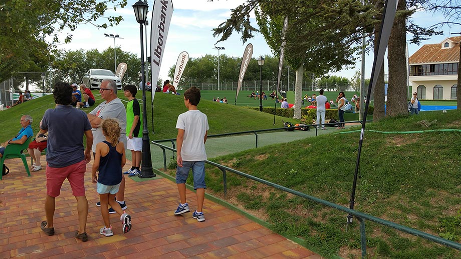 En una magnífica jornada con temperatura muy agradable, se han disputado los cuartos de final del 31 Trofeo Internacional de Tenis Ciudad de Albacete, donde tres de los cuatro los primeros cabezas de serie del torneo, Juan Samuel Arauzo, Iván Arenas y Quino Muñoz, han alcanzado sin problemas las semifinales, mientras que la única sorpresa ha sido la eliminación del tercer favorito, Jorge Hernando que no ha podido ante David Estruch.