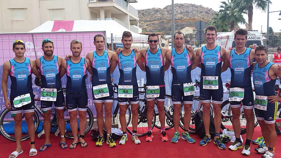 El pasado fin de semana se disputó en Águilas el Campeonato de España de Triatlón por equipos, última prueba de las cinco que componen la liga de clubes.   El Sábado día 12 se celebraron las competiciones de promoción y el Domingo 13 tocaba el plato fuerte con la disputa de la Segunda y Primera división. 