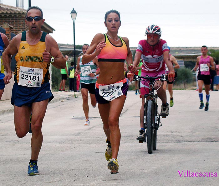 La última ganadora de la carrera de Aguas Nuevas, María Elena Ruiz Nieva (Club de Atletismo Albacete-Diputación), se proclamaba el pasado domingo en Hellín vencedora del XV Circuito Provincial de Carreras Populares. Elena Ruiz ha obtenido 16 victorias y varios segundos puestos, logrando una puntuación inalcanzable para sus perseguidoras. Hace tres años también lograba el triunfo en el Circuito de Diputación.