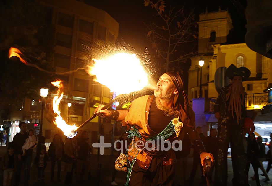La Federación de Comercio de Albacete, el Ayuntamiento de la ciudad, la Asociación de Comerciantes del Centro y El Corte Inglés han celebrado, con un nuevo éxito de participación y público, la novena edición de la Noche Mágica del Comercio, con descuentos importantes y un atractivo programa de eventos culturales que han llenado de vida el centro de la ciudad entre las 20.30 horas y la medianoche.