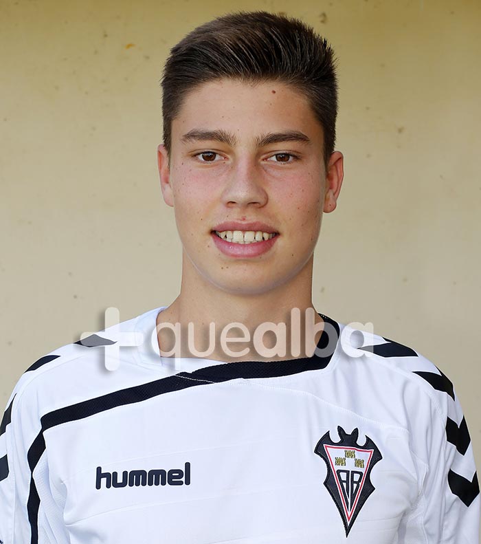 El Juvenil División de Honor del Alba perdía este mediodía en Castellón por 3-0 pero lo doloroso no fue el resultado, lo peor ha sido que a los dos minutos el central Fer –muy querido en el vestuario y que se encontraba en un gran momento deportivo- se lesionaba con fractura de peroné y ligamentos, en una disputa con el delantero, un balón a la espalda. Terreno muy malo, de caucho, malísimo, que ha propiciado la lesión.