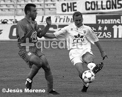 Gálvez defendiendo a Sotero en un Albacete-Valencia