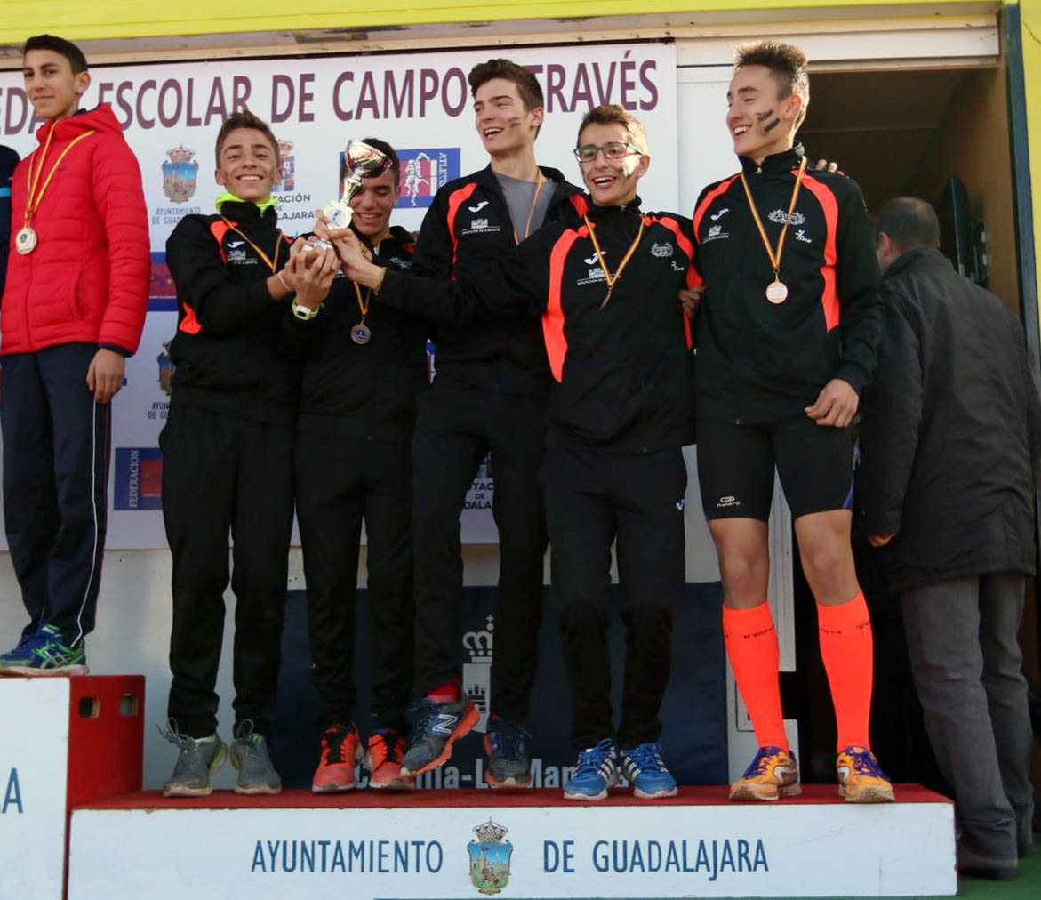 El pasado domingo se celebró en el trazado de la “Fuente de la Niña” de Guadalajara el Campeonato Regional de campo a través para deportistas en edad escolar, un torneo donde pueden participar atletas no federados y al que acuden una amplia representación de equipos procedentes de colegios, escuelas de atletismo, deporte base de ayuntamientos y otras instituciones.