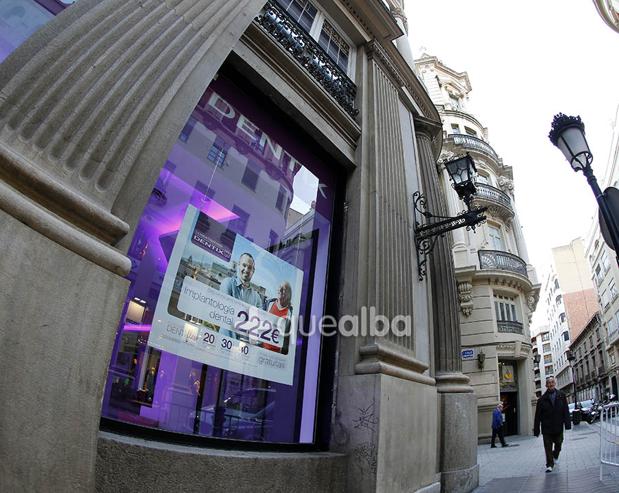 Se desveló el misterio, la empresa que va a abrir en el céntrico edificio de la calle Ancha que ha sido tan objeto de polémica por la supresión de las rejas es la clínica dental Dentix que anuncia el albaceteño Andrés Iniesta, jugador del Barcelona y de la Selección Española.