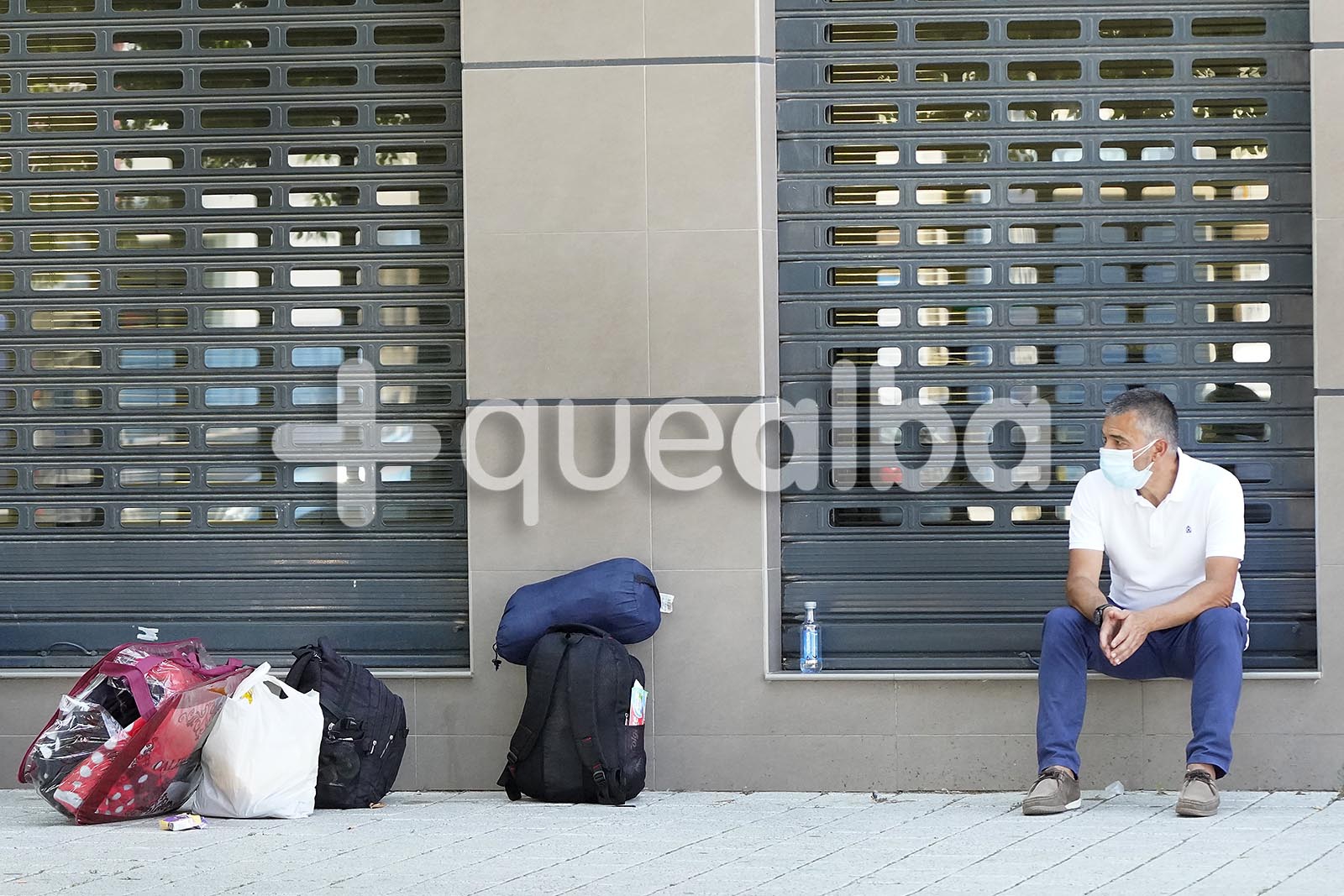 La foto que define la situación de los políticos en la mañana del miércoles 5 en el Ifab, el subdelegado del Gobierno, Miguel Juan Espinosa, pensativo en medio de la negociación con los temporeros.
