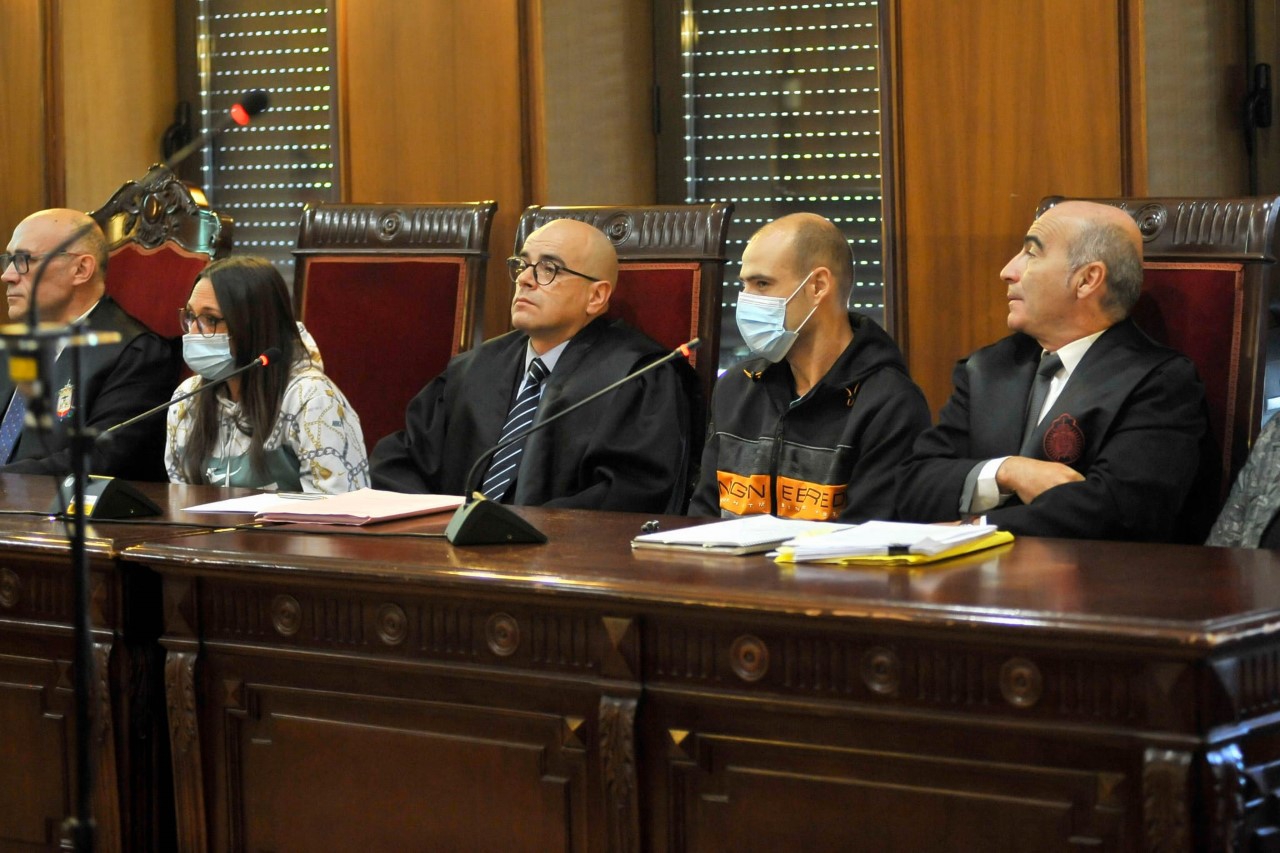 Los padres acusados, con mascarilla ambos, durante el juicio.