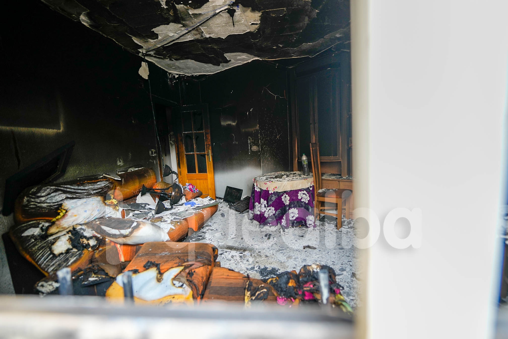 Estado en que quedó el salón de la vivienda donde se encontró a la mujer fallecida.