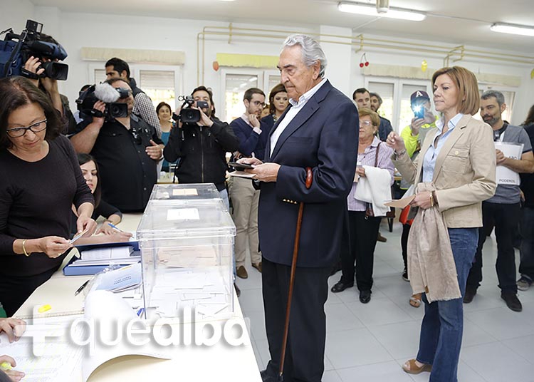 Ricardo Cospedal, acudiendo a votar junto a su hija María Dolores, en una imagen de archivo.