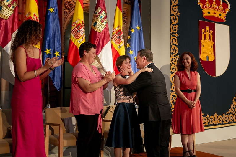 García-Page saluda a la albaceteña Cristina Landete, en un lugar destacado en este acto.