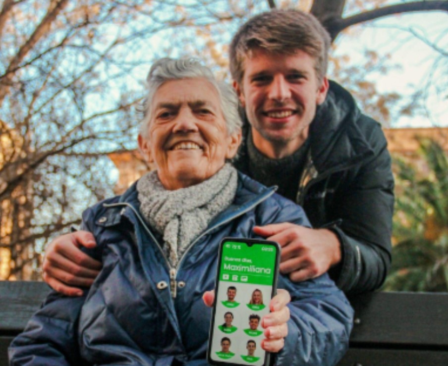 Jorge con su abuela Maximiliana y el móvil que lleva su nombre