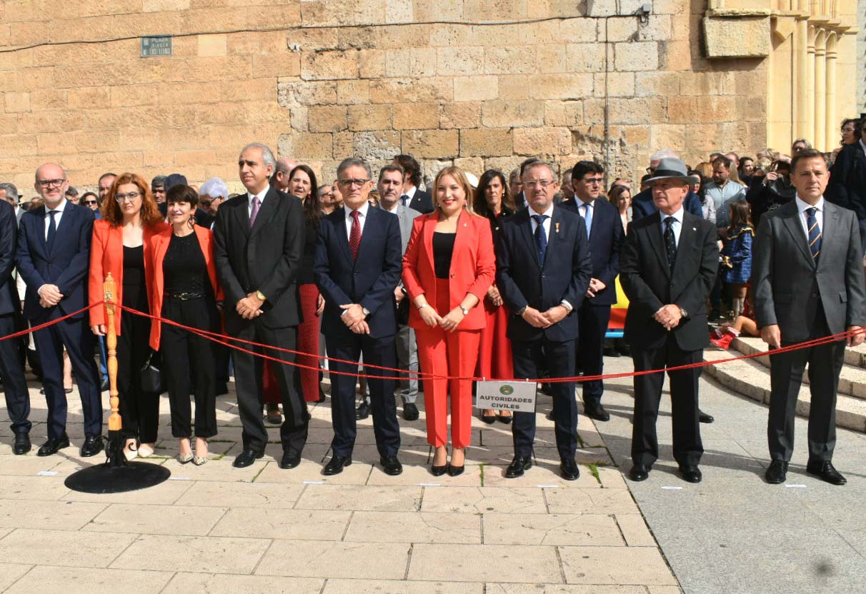 Diputados provinciales durante los actos conmemorativos del Día de la GC 2